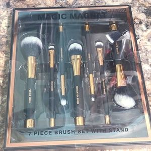 Magic Magnet make-up brush set!